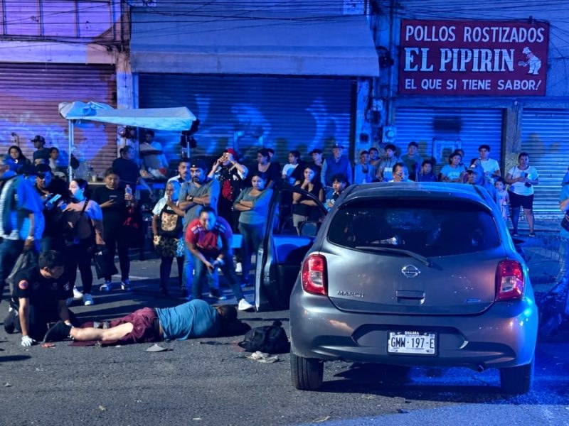 Accidente en López Mateos: Brinca su March al sentido contrario y choca a motociclista en Celaya