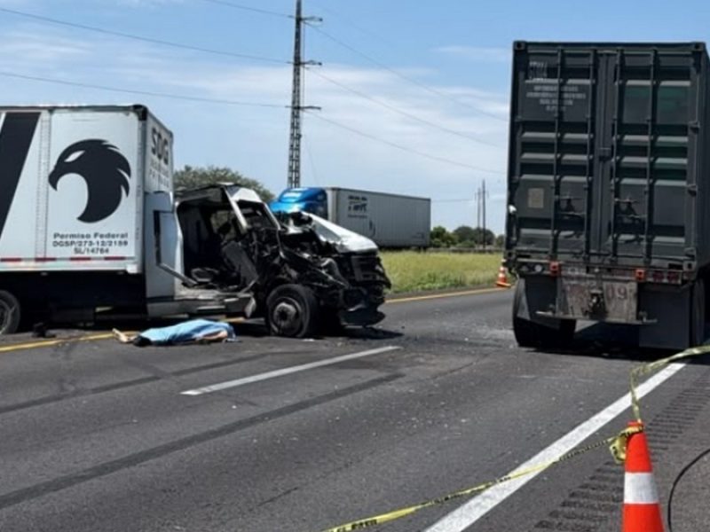 Muere hombre tras chocar camioneta de valores contra tráiler en Apaseo el Grande