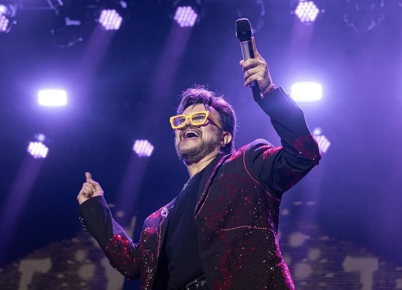 Aleks Syntek se va de México tras polémica