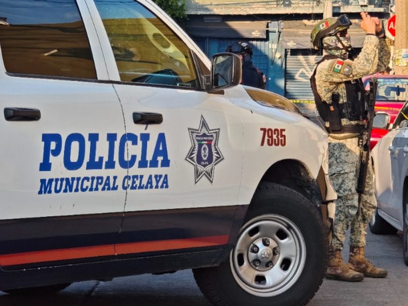 Asaltan a mujer tras retirar 300 mil pesos de banco en Celaya; ladrones huyen en moto