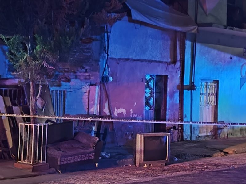 Llegan en moto, irrumpen en vivienda y atacan a balazos a mujer en León
