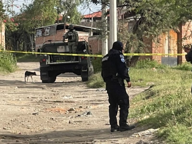 Disparan contra vehículo estacionado en comunidad de Irapuato