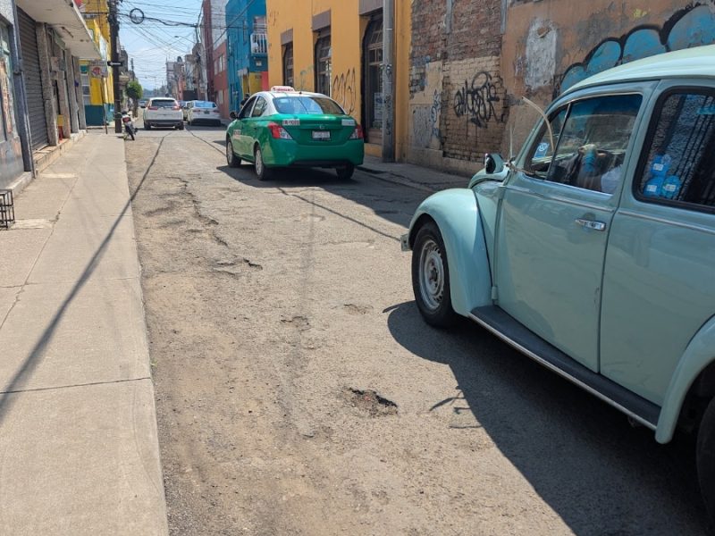 Baches y hundimientos afectan la calle Ocampo, en el Centro de Irapuato