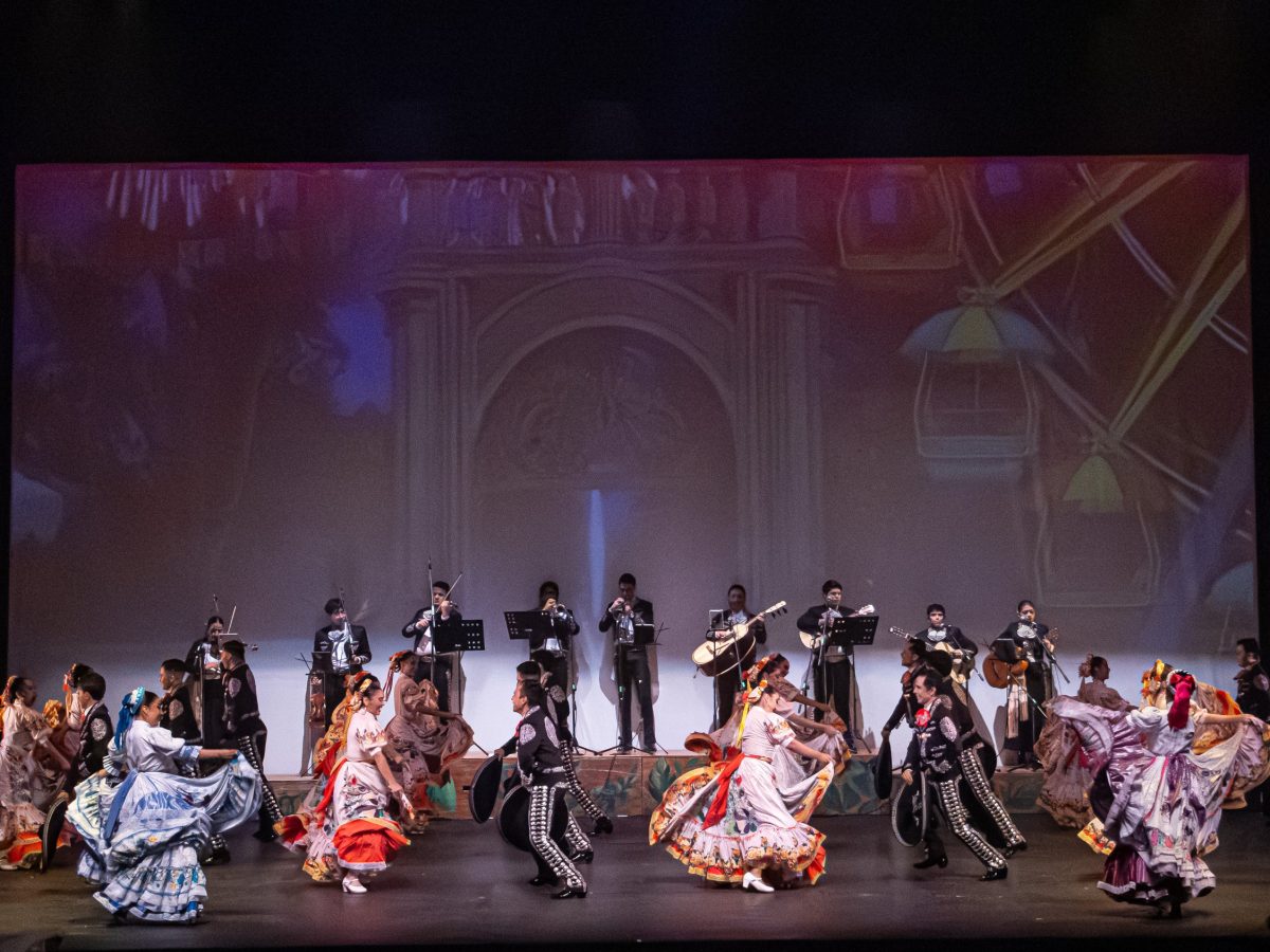 Ballet Folklórico de la UG lleva riqueza cultural de México al Teatro Bicentenario