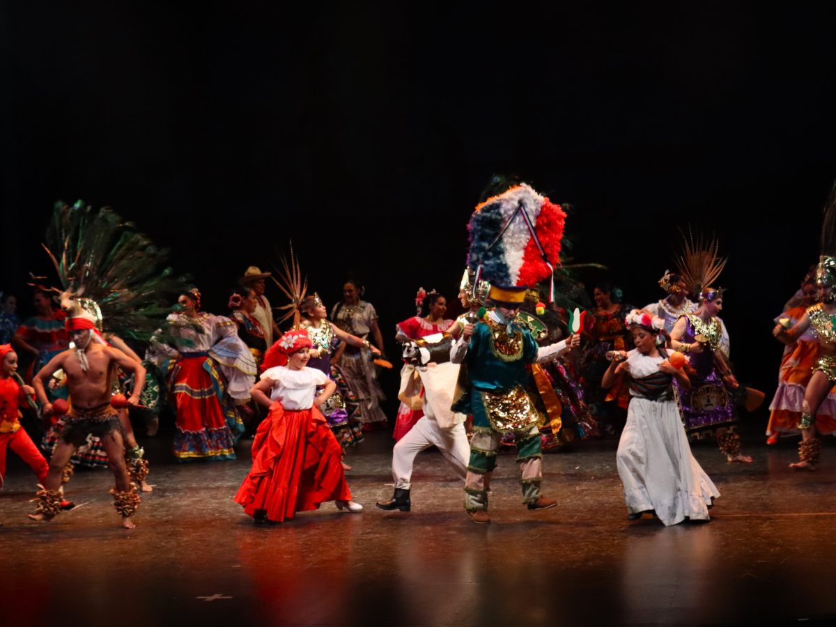 Ballet Masehualistli celebra 42 años con folclor en el Teatro Manuel Doblado de León