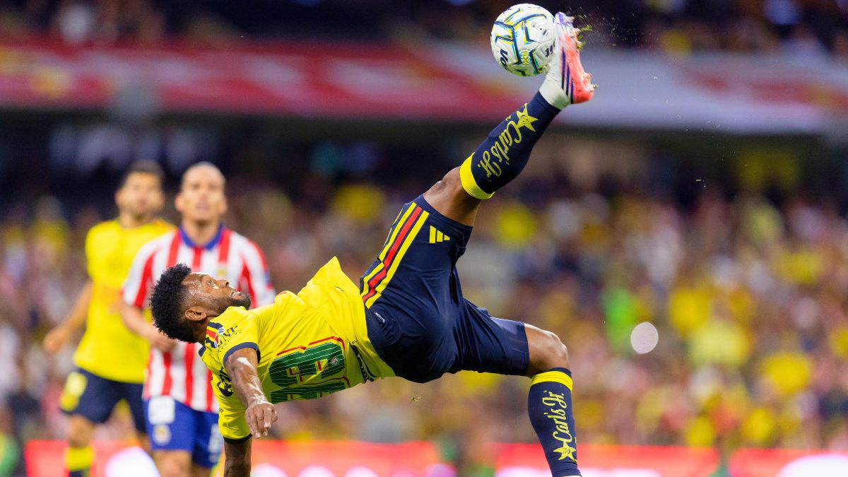 Borja anota de chilena en el América Vs Chivas. MexSport.