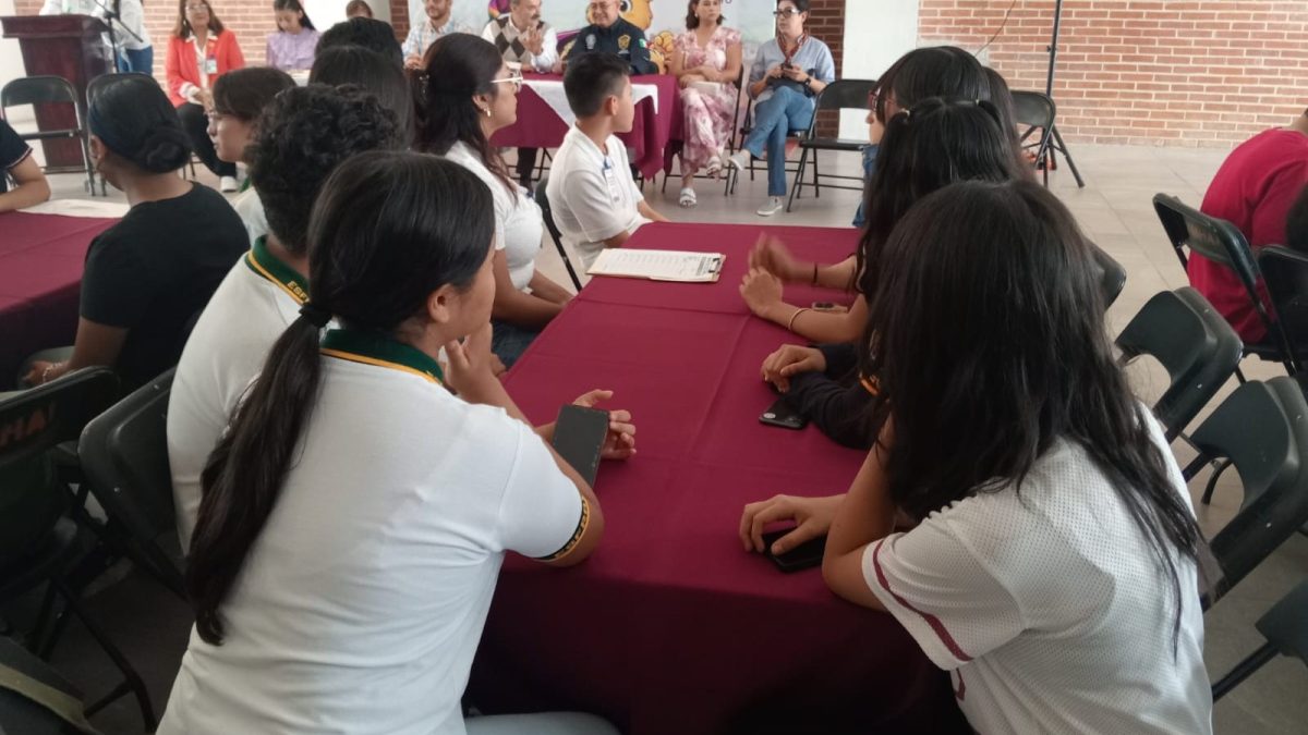 Jóvenes usan la Inteligencia Artificial como refugio emocional