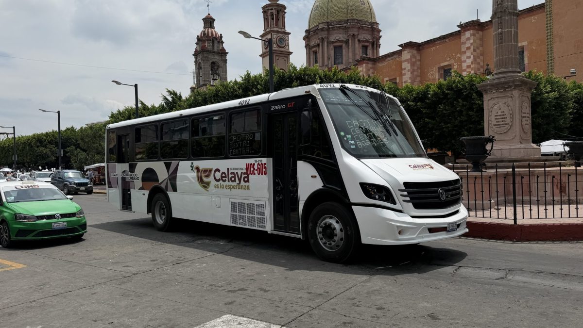 Camión de la empresa TEB circulando en Celaya