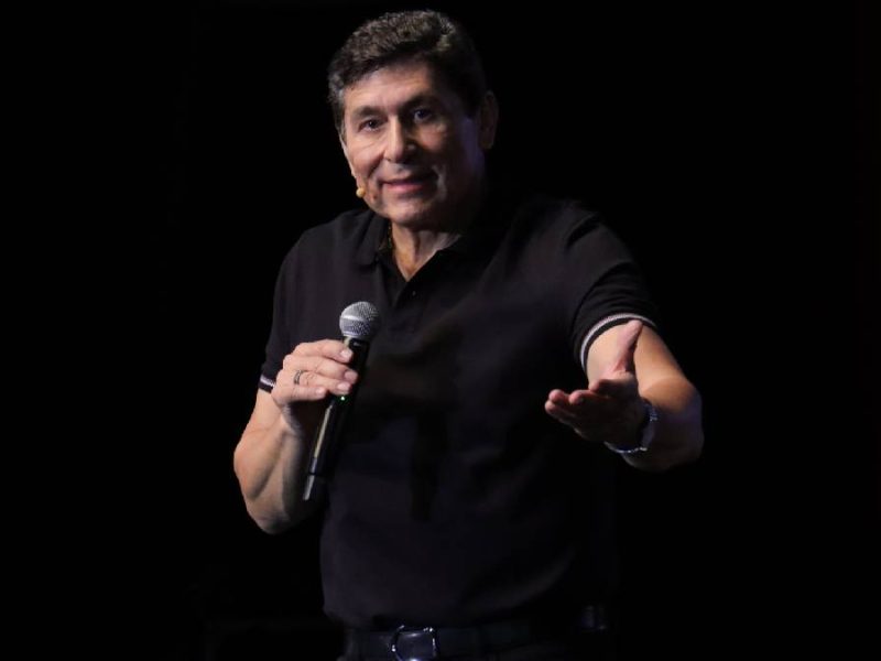 César Lozano regresa a León con “Feliz Mente Imperfectos” y pone a reír y reflexionar a su público