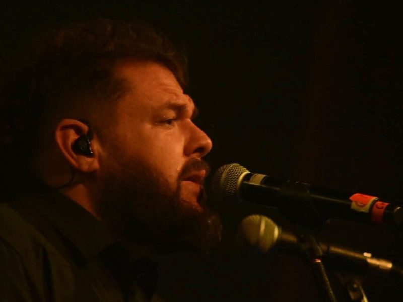 Vocalista de Porter abandona concierto en Foro Paruno en León; fans lo abuchean