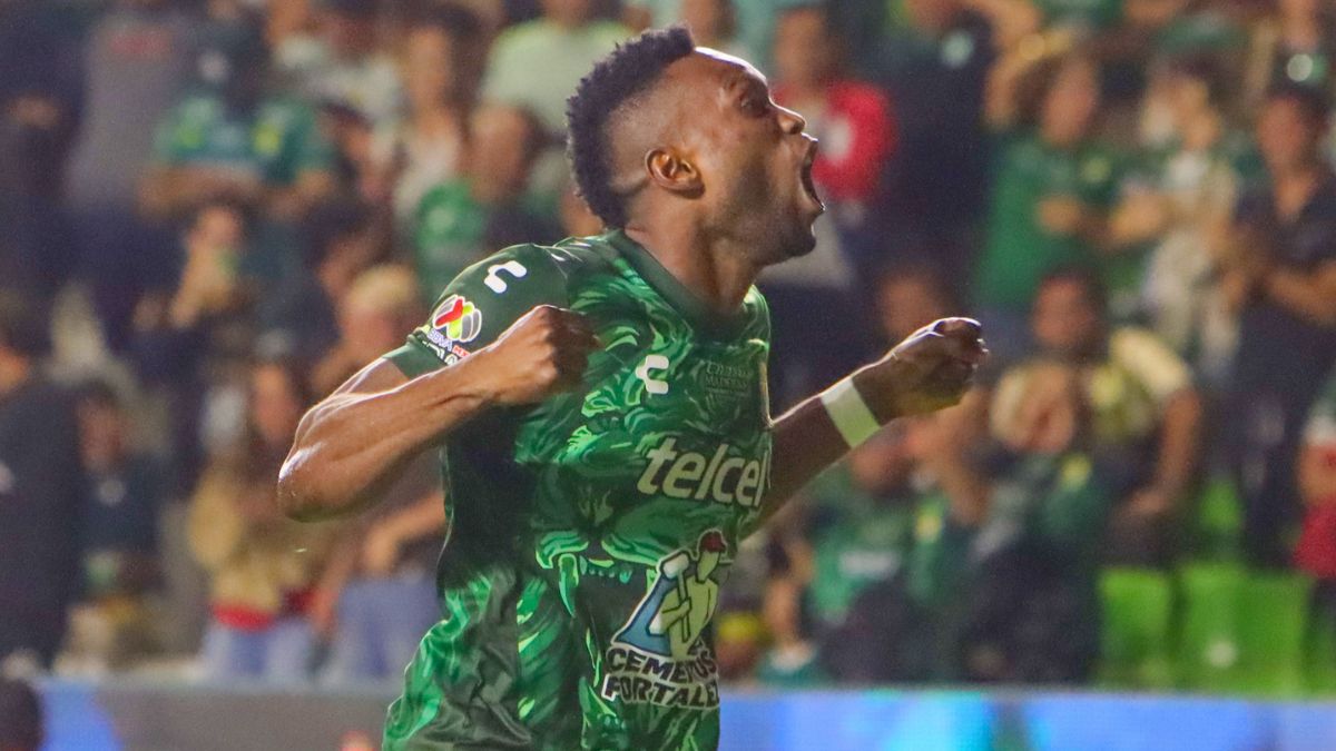 Diber Cambindo celebra su segundo gol en el León Vs San Luis. Mary Ochoa.