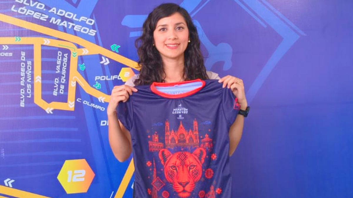 Elizabeth Pérez al recibir su medalla para el Maratón León 2026. Ituriel Pérez.