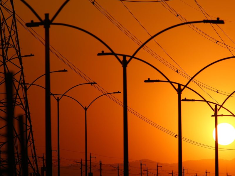 Rechazo comunitario tumba 4 proyectos eléctricos de 800 millones de dólares