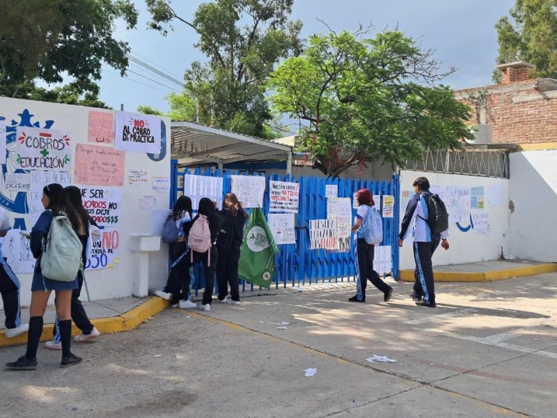 Alumnos del CECyTEG León protestan por cobros de $750 y cancelación de prácticas