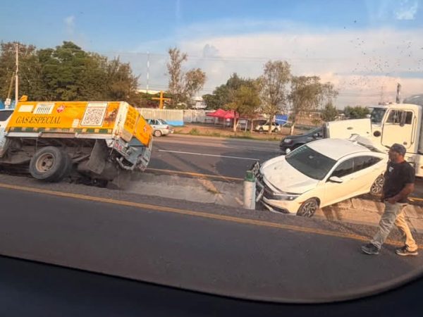 Carambola entre tráiler, auto y camión de gas deja un herido en la Abasolo–Irapuato