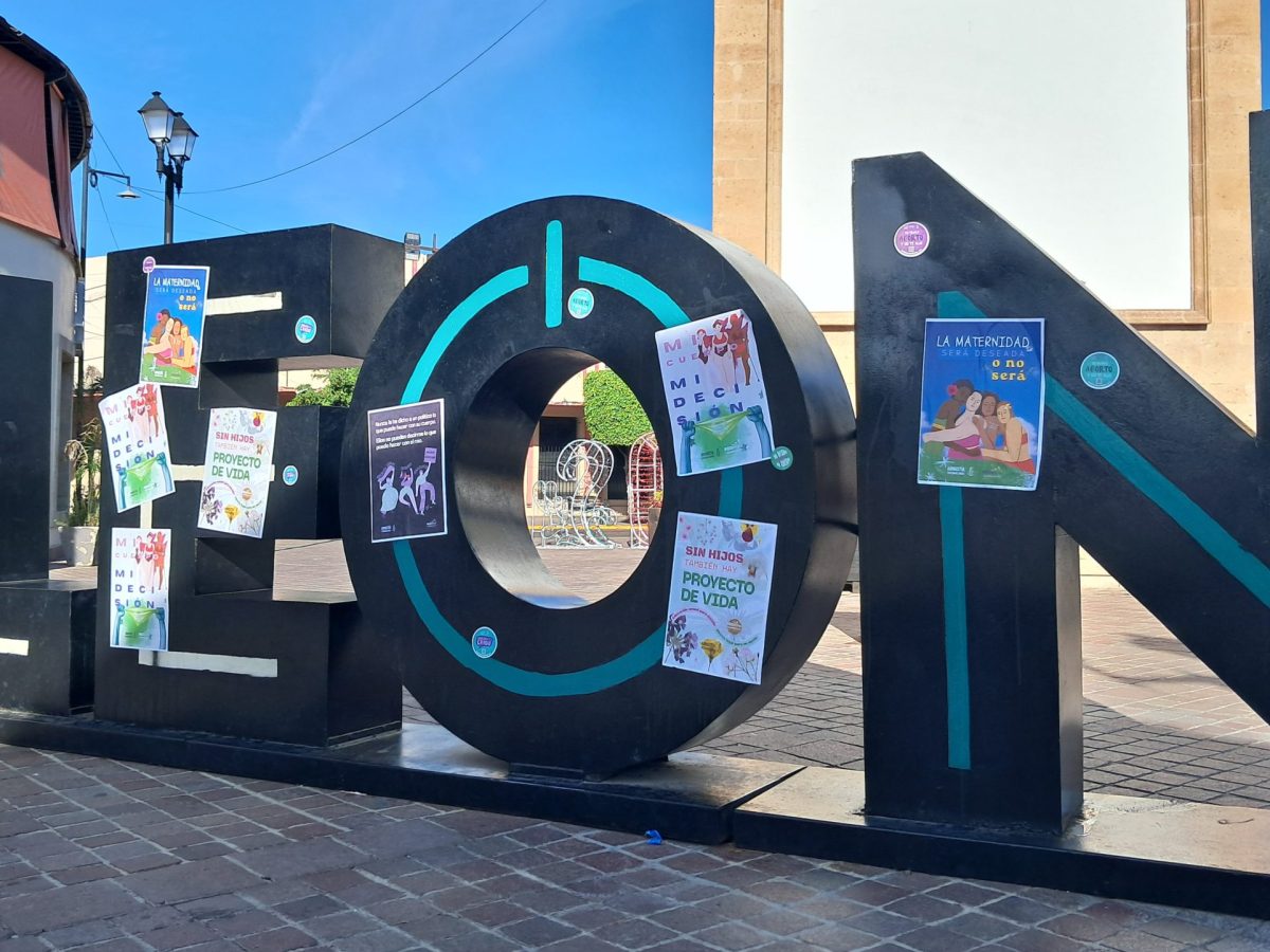 Pegan carteles en León y El Pípila para exigir aborto legal en Guanajuato