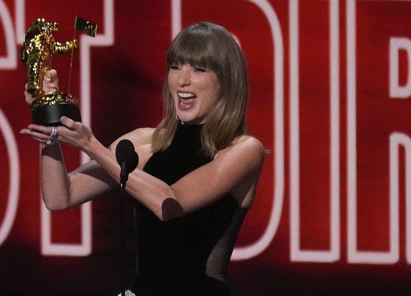 Fotografía de Taylor Swift sosteniendo uno de sus galardones en los MTV VMAs 2026