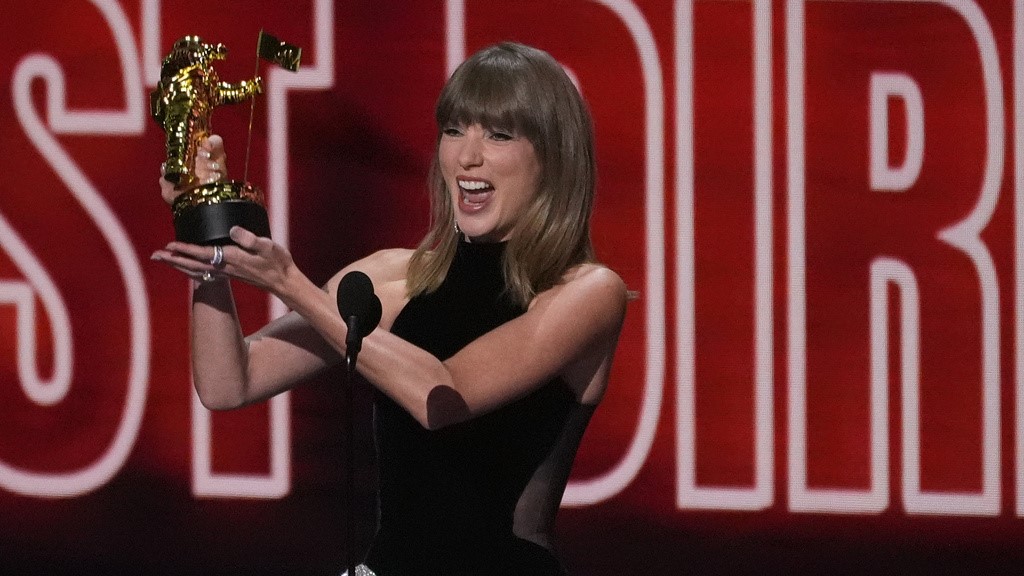 Fotografía de Taylor Swift sosteniendo uno de sus galardones en los MTV VMAs 2026
