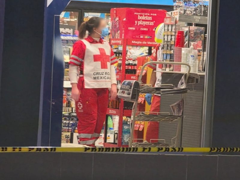 Asesinato en Oxxo: Hombre en muletas se refugia en mostrador pero sicario lo remata