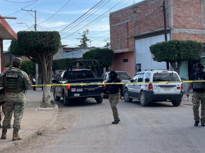 Irrumpen en mueblería y matan a adolescente a balazos en Irapuato