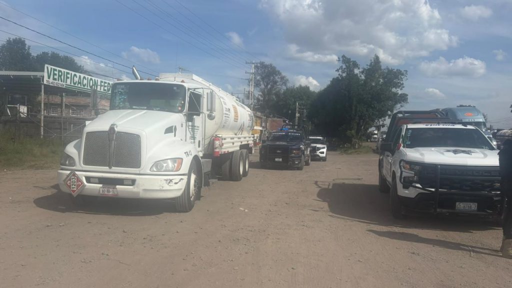 Lo agarran en la movida: Vendía gasolina de pipa de 20 mil litros en la Irapuato-Salamanca