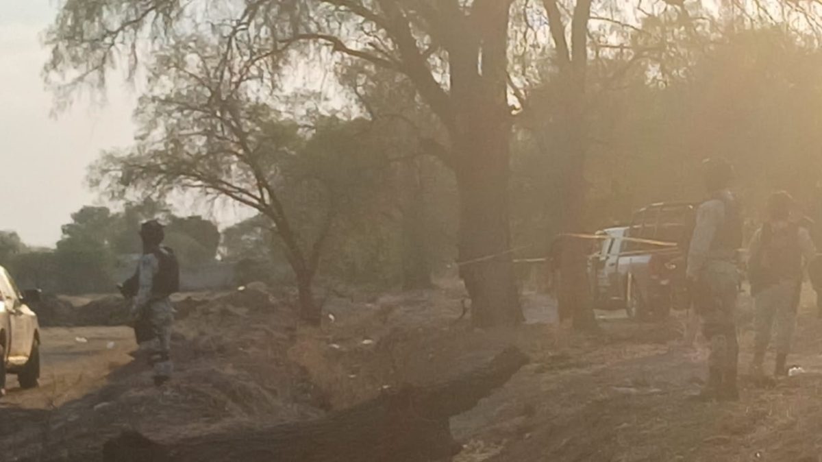Hallan a hombre muerto junto a un caballo en límites de Comonfort y Celaya