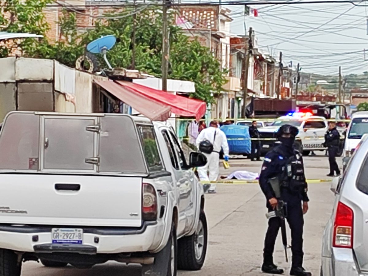 Quedó a la mitad de la calle: ‘Motosicarios’ asesinan a “Tony” frente a su vulcanizadora en Irapuato