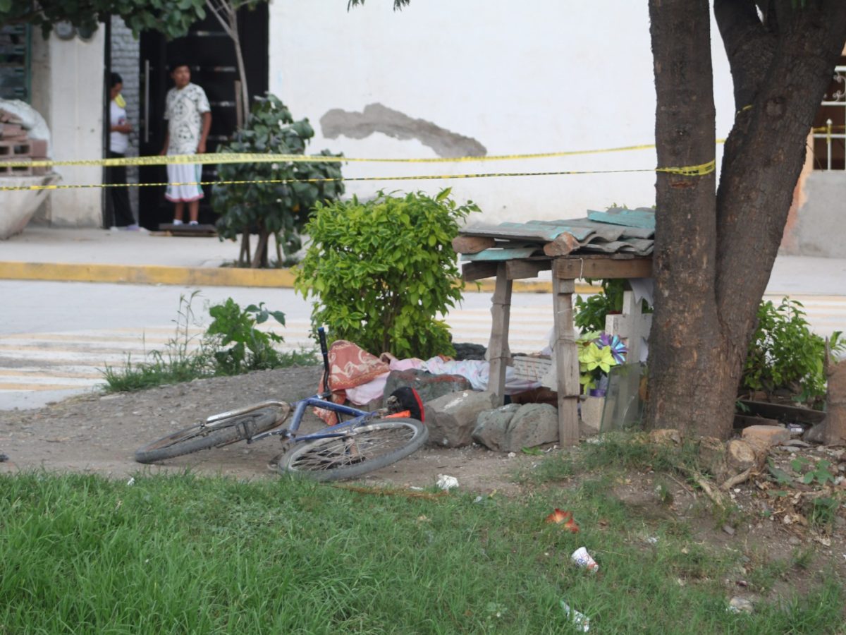 Matan a balazos a ciclista en Irapuato; cuerpo cae frente al altar de otra víctima asesinada