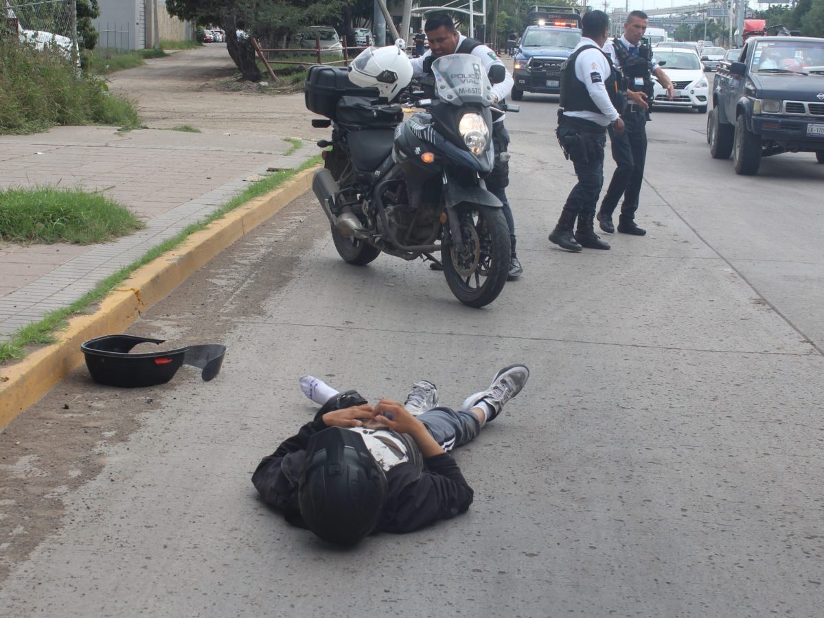 Repartidor de Uber Moto choca y sale volando en el libramiento Morelos en León