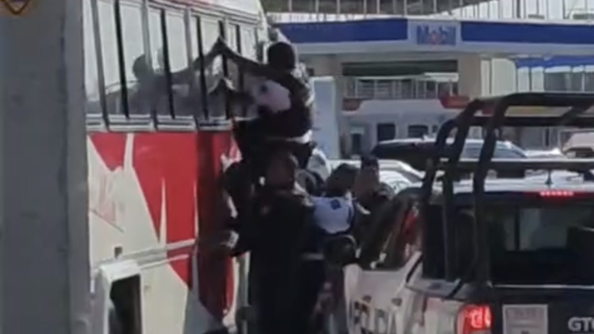 Roba camión de pasajeros, huye por el Morelos y entran por las ventanas a detenerlo