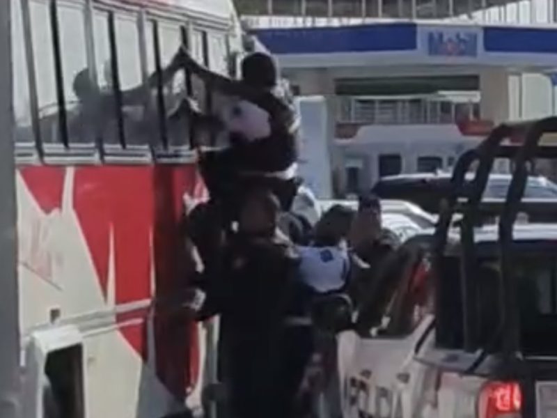 Roba autobús en León, desata persecución y policías entran por la ventana para detenerlo