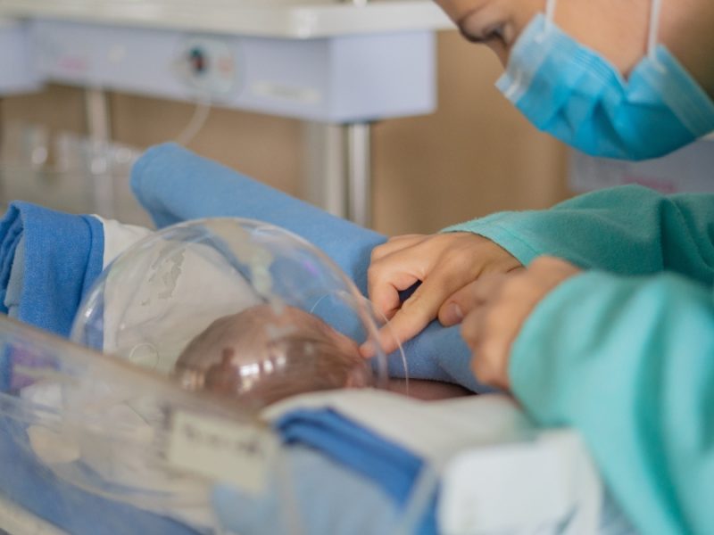 Salvan en IMSS de León a bebé y mamá de su placenta mortalmente invasiva