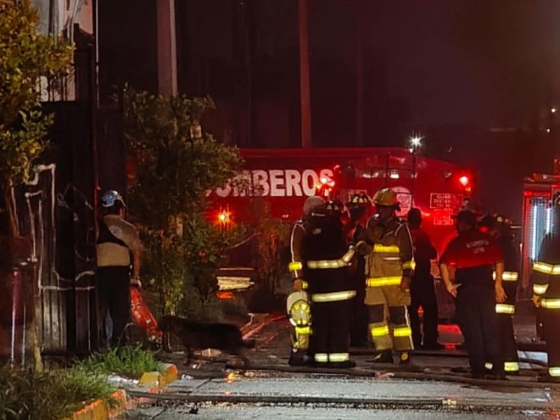 Incendio consume bodega de reciclaje en La Ermita; evacúan a más de 12 familias