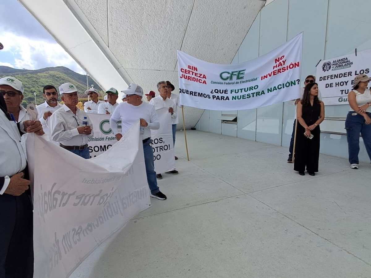 Jubilados de la CFE protestan en el Congreso de Guanajuato contra tope a pensiones