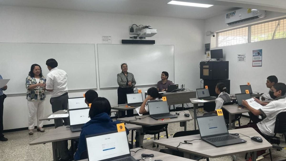 Estudiantes mexicanos caen en matemáticas y comprensión lectora en prueba PISA 2025.