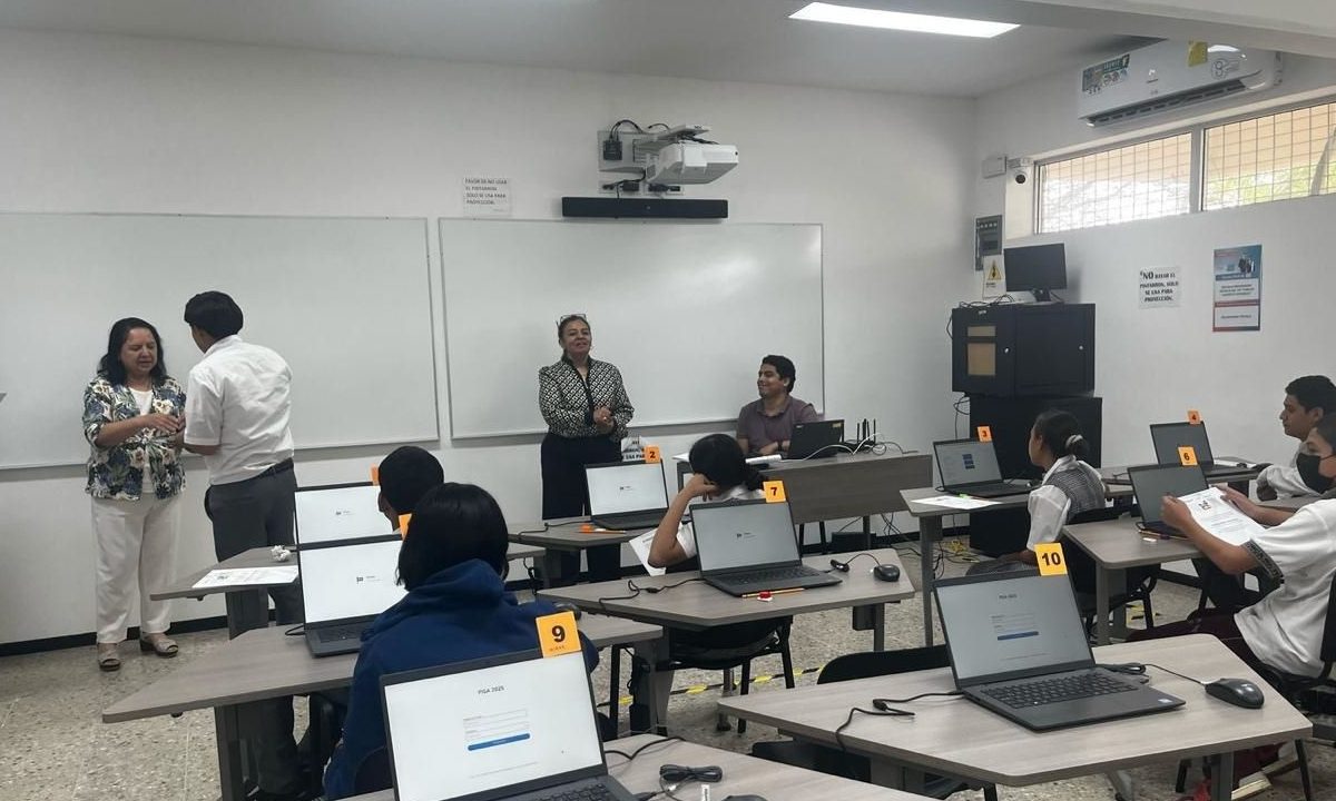 Estudiantes mexicanos caen en matemáticas y comprensión lectora en prueba PISA 2025.