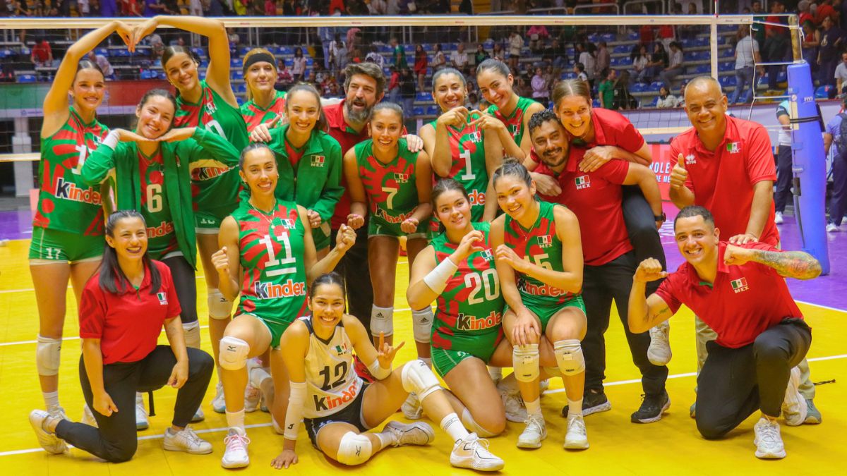 La Selección Mexicana celebra su victoria sobre Costa Rica en la Copa Panamericana de Voleibol. Mary Ochoa.