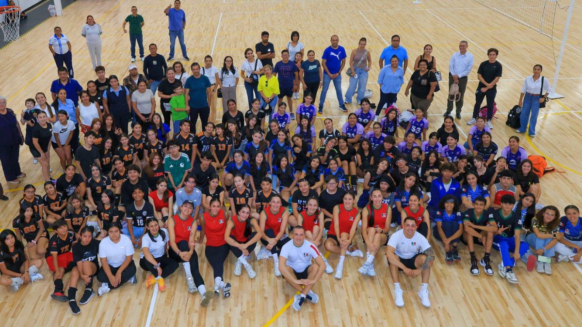 La Selección Mexicana de Voleibol convivió con niños y jóvenes de León. Comude.