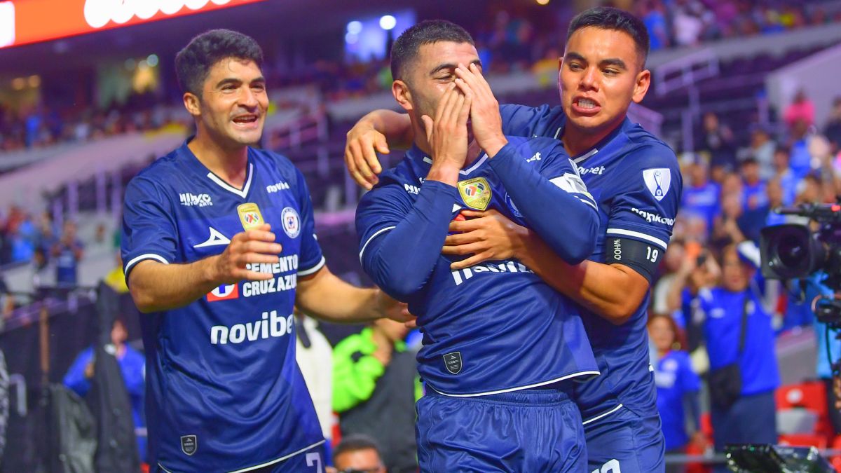 Lira celebra en la victoria del Cruz Azul sobre el América. MexSport.