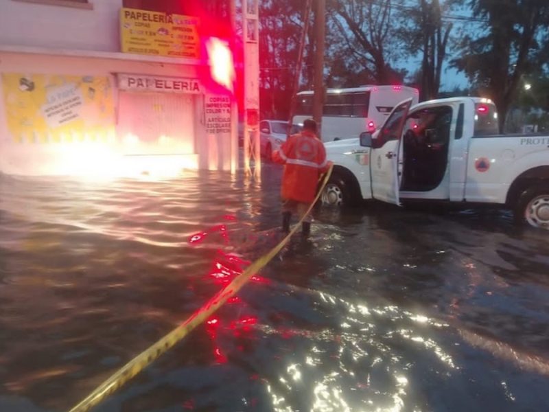 Intensa lluvia provoca inundaciones y caos vial en Irapuato
