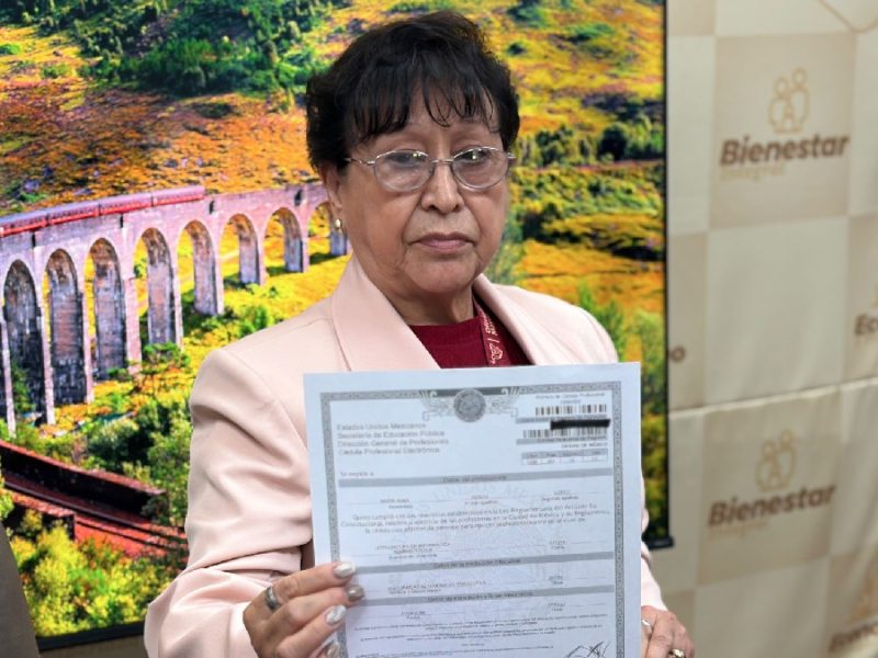 Muestra Directora de Personal de Celaya su cédula profesional