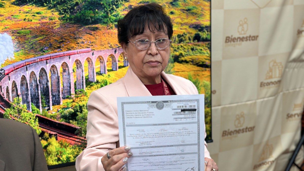 María Alma Rosas título cédula