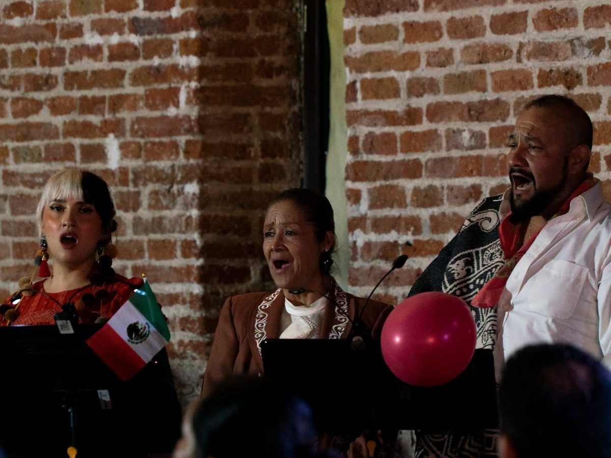 Público canta y baila con la Orquesta Típica de León en la Casa Luis Long