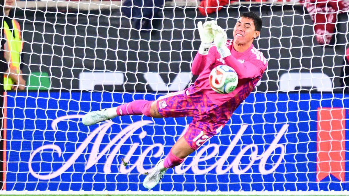 Óscar García ataja en el México Vs Perú. MexSport.