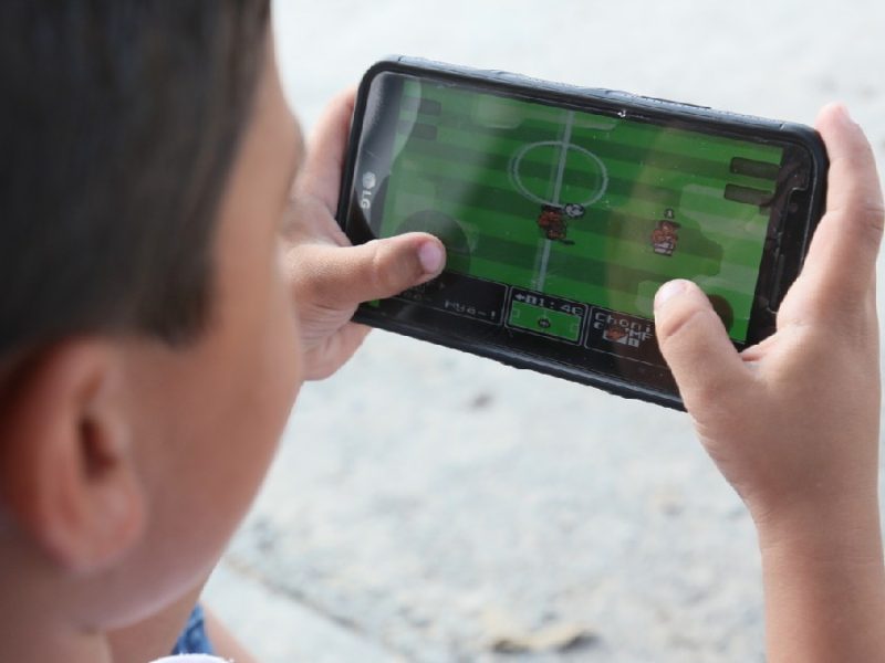 Prohíben uso de celulares en jornada escolar en primarias y secundarias, a partir de octubre