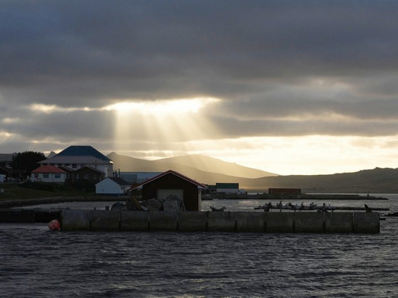 Argentina ordena suspender proyecto petrolero en las Malvinas en medio de tensión con Gran Bretaña