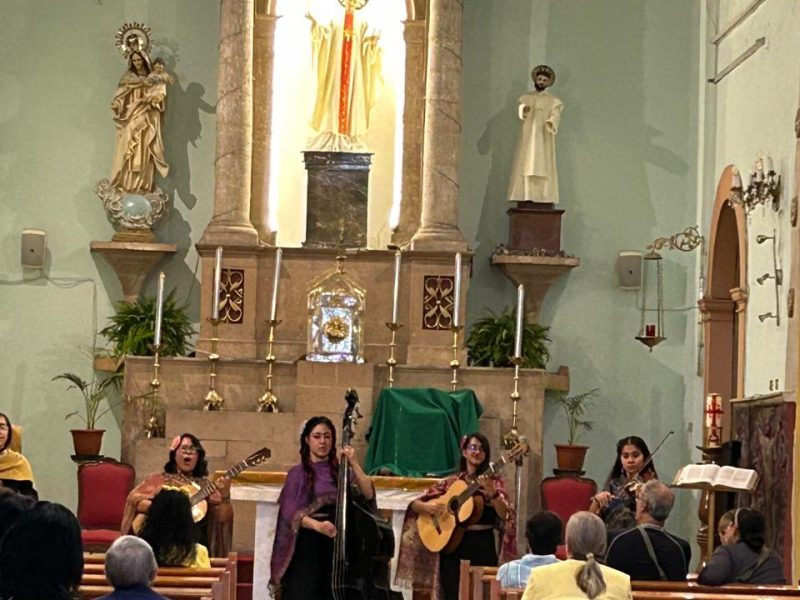 Quinteto “Flores de Guanajuato” estrena temas propios en el Barrio Arriba de León