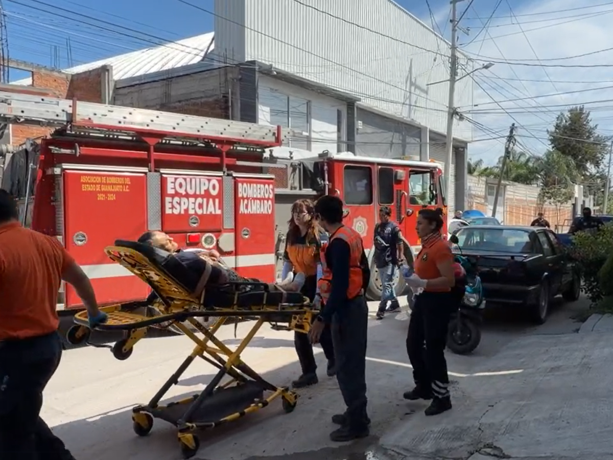 Rescatan a mujer de la tercera edad tras choque e incendio de auto en Acámbaro