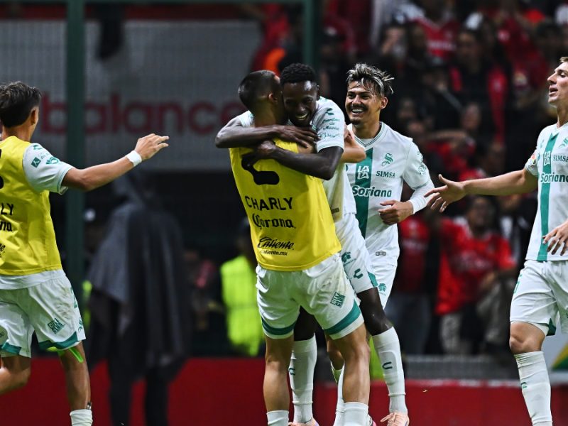 ¡Santo triunfo! Santos remonta a Toluca y se lleva victoria del Nemesio Diez 