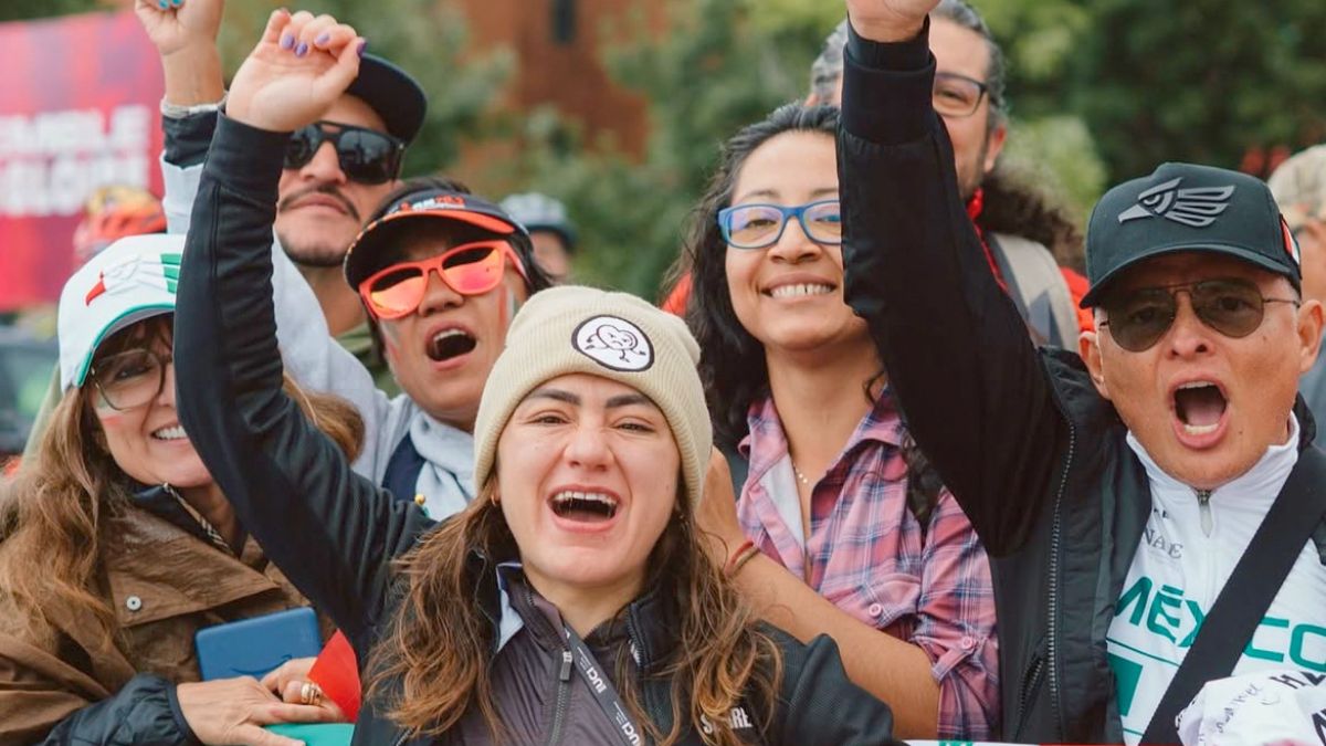 Sara Roel con aficionados en Canadá. Instagram.